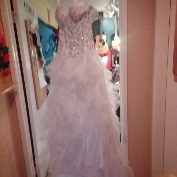 Wedding dress - Picture 2 of 2